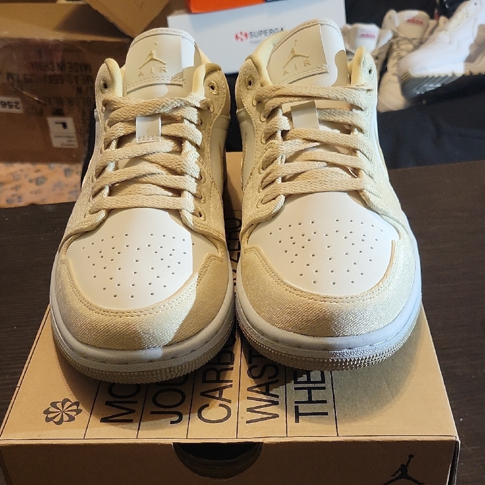 Jordan 1 Low SE "Team Gold" (Womens) Womens 10 Mens 8.5 NWT W/OG BOX - Picture 4 of 10